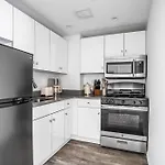 Stunning Modern 2Bedroom Apartment Near Central Park And Times Square